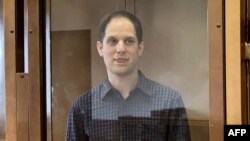 Арештований у Росії американський репортер Wall Street Journal Еван Гершкович під час слухання у московському суді, 26 квітня 2024. Фото: Moscow City Court press service/AFP