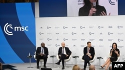 (Слева направо) Министры иностранных дел: Великобритании - Дэвид Лэмми, Франции - Жан-Ноэль Барро, Польши - Радослав Сикорский и Германии - Анналена Бербок на 61-й Мюнхенской конференции по безопасности (МКБ) в Мюнхене, Германия, 15 февраля 2025 года. (Фото ТОМАСА КИНЦЛЕ / AFP)