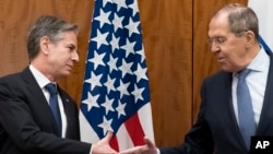 토니 블링컨(왼쪽) 미 국무장관과 세르게이 라브로프 러시아 외무장관이 지난달 21일 스위스 제네바에서 악수하고 있다. (자료사진)