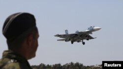 Rossiyaning SU-33 qiruvchi samolyoti Qrimdan havoga ko'tarilmoqda, 27-avgust, 2015-yil.