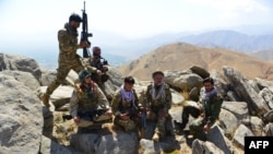 Pripadnici snaga antitalibanskog pokreta otpora odmaraju se nakon patroliranja brdima Darbanda u distriktu Anaba, pokrajina Panšir, Avganistan, 1. septebra 2021.