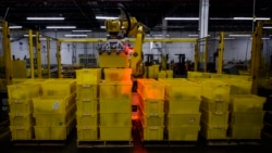 Robot slaže kutije u skladištu Amazona u Njujorku, 5. februar 2019. (Foto: AFP)