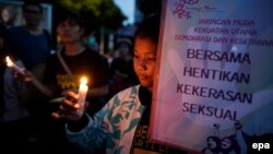 Warga Jakarta menyalakan lilin dalam aksi bersama menyerukan penghentian kekerasan seksual terhadap perempuan. (Foto: Dok)