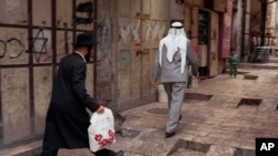 A pesar de que no pudieron asistir, los creyentes venezolanos se concentraron este viernes a las afueras de la Iglesia Nuestra Señora de la Candelaria, en Caracas, donde reposan los restos del médico.