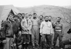 عکسی مشهور از دوران جنگ که محسن رضایی بین احمد خمینی و علی خامنه‌ای حضور دارد. عکس: رسانه‌های ایران