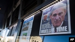 Naslovna strana "Bosoton Heralda" izložena ispred Muzeja novinarstva u Vašingtonu, 23. marta 2019. (Foto: AP/Alex Brandon) 