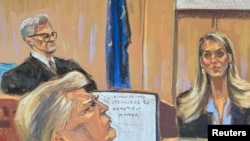Houp Hiks, bivša saradnica bivšeg predsednika Donalda Trampa, svedoči na suđenju Trampu na Menhetnu, 3. maja 2024. Skica iz sudnice. 
