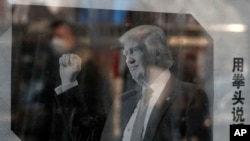 Buletin koran untuk publik di Beijing memasang foto Donald Trump dalam artikel berbahasa China yang dipublikasikan pada tanggal 3 Januari 2017 (Foto: dok). 