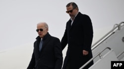 Predsednik Bajden i njegov sin Hanter na aerodromu nacionalne garde u Sirakjuzu u Njujorku, 4. februara 2023. (Foto: AFP/Andrew Caballero Reynolds)