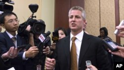 علی خان، آشپز ۶۷ ساله در مدرسه علوی. از روزی که آیت الله خمینی به ایران برگردد، در این مدرسه مستقر می شود و علی خان&nbsp; آشپزباشی وی خواهد بود - تهران، ۱۱ بهمن ۱۳۵۷