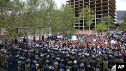 تجمع اعتراضی گروهی از مردم ایران در مقابل سفارت عربستان سعودی در تهران - ۲۲ فروردین ۱۳۹۴ 