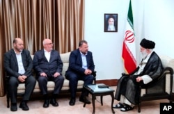 العاروری و رهبران حماس در ملاقات با علی خامنه‌ای، رهبر جمهوری اسلامی