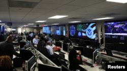 美国国土安全部选举安全工作人员在维吉尼亚州阿亚历克山大市的国家网络安全与通讯联合中心监督2018年11月6号美国各地大选情况