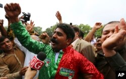 Supporters of the opposition parties celebrate the dismissal of Pakistani Prime Minister Nawaz Sharif outside the Supreme Court in Islamabad, Pakistan, July 28, 2017.