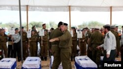 10月17日，在以色列的甘亚夫内，人们为在加沙地带被哈马斯枪手杀害的库茨一家（父母和三个未成年的孩子）举行葬礼。