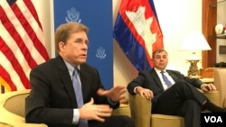 រូបឯកសារ៖ លោក Patrick Murphy ឧបការីរងរដ្ឋមន្ត្រីក្រសួងការបរទេសអាមេរិក ថ្លែងទៅកាន់ក្រុមអ្នកសារព័ត៌មាន ក្នុងសន្និសីទកាសែតមួយកាលពីរសៀលថ្ងៃពុធ ទី១៣ ខែធ្នូ ឆ្នាំ២០១៧ នៅឯនិវេសនដ្ឋានការទូតមួយរបស់សហរដ្ឋអាមេរិក ក្នុងខណ្ឌចំការមន រាជធានីភ្នំពេញ។ (អូន ឆេងប៉រ/VOA)