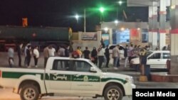 مردم در صف بنزین، با حضور نیروی انتظامی. برگرفته از شبکه‌های اجتماعی