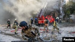 یک ساختمان مسکونی آسیب‌دیده در حمله پهپادی روسیه به کی‌یف. مقامات محلی می‌گویند این حمله با پهپادهای ایرانی شاهد-۱۳۶ انجام شده است. دوشنبه ۲۵ مهر ۱۴۰۱