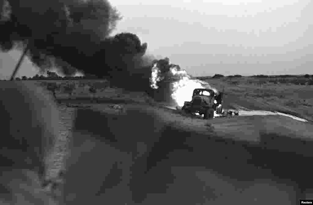 Một cậu bé (ăn mặc như một con bò linh thiêng) tham gia diễu hành để mừng lễ hội Gaijatra, còn được gọi là "lễ hội bò" ở Kathmandu, Nepal. Người Hindu ở Kathmandu đón mừng lễ hội để cầu xin sự cứu rỗi và an bình cho những người thân yêu đã lìa đời của họ.