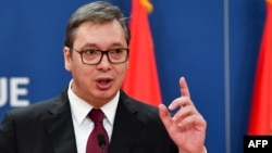 ARHIVA - Predsednik Srbije Aleksandar Vučić u obraćanju novinarima u Beogradu 19. oktobra 2019. (Foto: AFP)