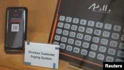 Pejdžeri u kancelariji Gold Apolo na Tajvanu, 18. septembar 2024. (Foto: REUTERS/Ann Wang)