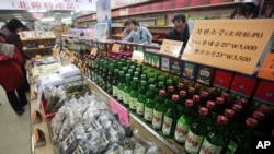 지난 2010년 3월 한국 경기도 파주 통일전망대에서 북한산 술 등 특산품이 팔리고 있다.