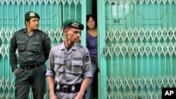 Polisi Syariah Aceh menjaga restoran yang hanya boleh dibuka untuk konsumen non-Muslim selama bulan Ramadhan di sana (foto: ilustrasi).