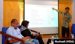 Wawan Mas'udi (berdiri) memaparkan hasil penelitian potensi politik uang di Yogyakarta, Senin 15 April 2019. (Foto: VOA/Nurhadi)