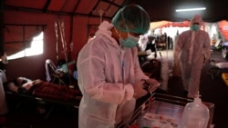 Petugas kesehatan bersiap membantu pasien COVID-19 di tenda sementara di luar ruang gawat darurat rumah sakit pemerintah di Bekasi, 25 Juni 2021. (Foto: REUTERS/Willy Kurniawan)