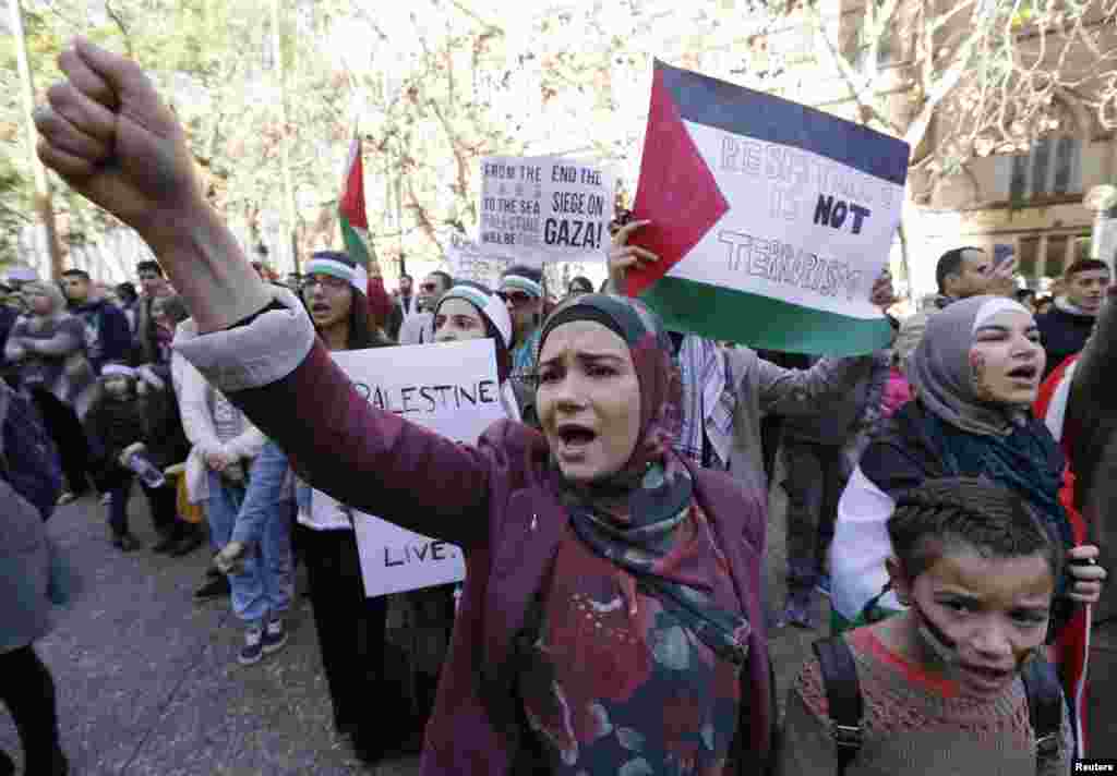 Pro-Palestinian protesters rally against Israel, in Sydney, July 13, 2014.