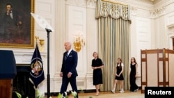 Президент США Джо Байден у Білому домі у Вашингтоні із родичами звільнених із Росії американців, 1 серпня 2024 року. REUTERS/Nathan Howard