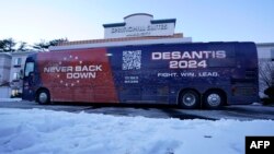 Autobus iz predsedničke kampanje guvernera Floride Rona Desantisa ispred hotela u Mančesteru u Nju Hempširu, 21. januara 2024. (Foto: AFP/Timothy A. Clary)