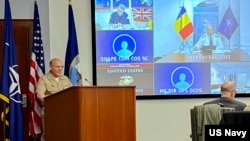 美国海军作战部长吉尔迪上将2021年4月14日在诺福克对未来海上作战研究会致开幕词。(美国海军图片)