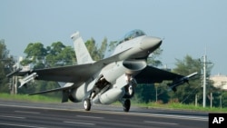 Jet tempur F-16 milik Taiwan dalam latihan militer tahunan Han Kuang di Chiayi, Taiwan, 16 September 2014.