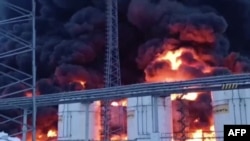 Пожежа на нафтобазі після атаки безпілотника в Клинцях Брянської області на заході Росії 19 січня 2024 року. (Фото: Роздатковий матеріал МНС РОСІЇ / AFP)