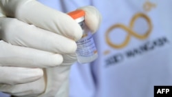 Arhiva - Zdravstvena radnica drži bočicu sa dozom vakcine protiv Kovida 19.