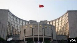 Gedung bank sentral Tiongkok di Beijing. Surplus perdagangan terus memperbesar cadangan devisa Tiongkok.