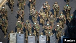 រូបឯកសារ៖ ទាហាន​មីយ៉ាន់ម៉ា ដើរ​តាម​ផ្លូវ​មួយ​ដើម្បី​ប្រឈម​មុខ​នឹង​ប្រជាជន​ដែល​តវ៉ា​ប្រឆាំង​នឹង​រដ្ឋប្រហារ​យោធា​ក្នុង​ទីក្រុង​រ៉ង់ហ្គូន​នៃ​ប្រទេស​មីយ៉ាន់ម៉ា កាលពី​ថ្ងៃទី២៨ ខែកុម្ភៈ ឆ្នាំ២០២១។