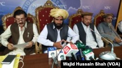 نقیب اللہ کے والد محمد خان (بائیں سے دوسرے) قبائلی عمائدین کے ہمراہ پریس کانفرنس میں