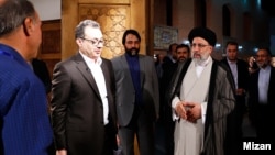 امید قالیباف مجری سابق صدا و سیما در حال حاضر سخنگوی وزارت صمت است.