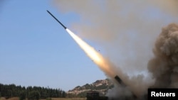 资料照： 中国解放军东部战区公布的照片显示，该战区在2022年8月4日军事演习中向台湾海峡地区发射实弹远程导弹。