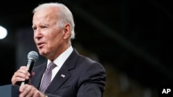 Presiden AS Joe Biden menyampaikan pidato dalam kunjungannya ke kantor IBM di Poughkeepsie, New York, pada 6 Oktober 2022. (Foto: AP/Andrew Harnik)