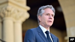 美国现任国务卿布林肯在加州斯坦福大学举行的记者会上回答问题。(2022年10月17日)