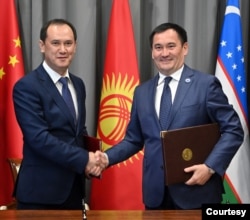 FILE - Kyrgyzstan's Transportation and Communications Minister Erkinbek Osoyev with his Uzbek colleague, Transport Minister Ilkhom Makhkamov, in Samarkand, Uzbekistan, Sept. 14, 2022. (president.kg)