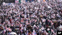 Supporters of impeached South Korean President Yoon Suk Yeol stage a rally to oppose his impeachment in Seoul, South Korea, Jan. 18, 2025. 