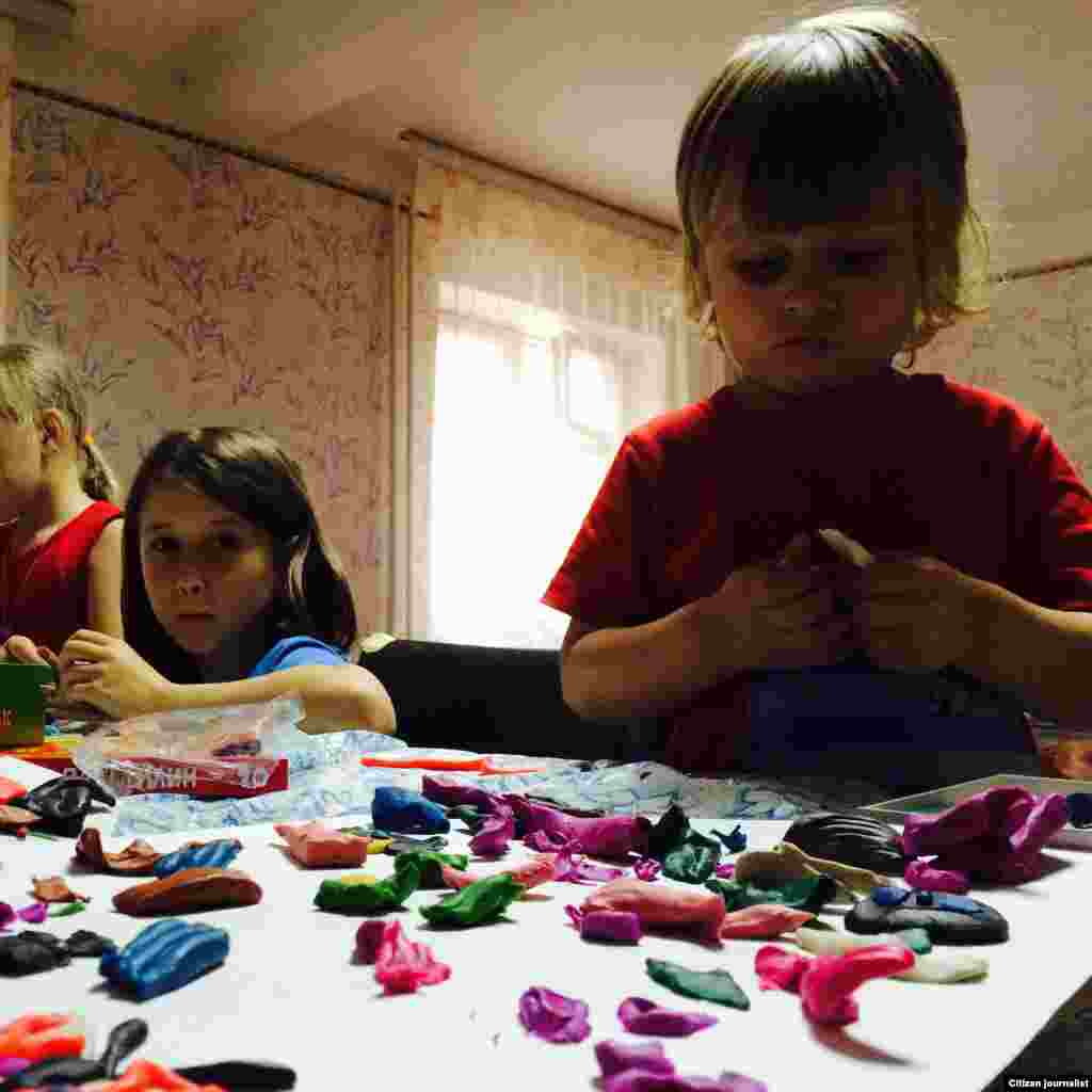 Ukrainaning o'zida sarson qolayotgan bu bolalar ruhshunoslarning yordamiga juda muhtoj. 3-iyun, 2015-yil.