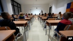 Arhiva - Đaci u školskim klupama uz poštovanje epidemioloških mera, prvog dana nove školske godine, 1. septembra 2021, u selju Belegiš, nedaleko od Beograda. (Foto: AP, Darko Vojinović)