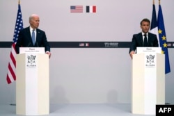 جو بایدن، رئیس جمهوری آمریکا، و امانوئل مکرون، ‌رئیس جمهوری فرانسه (شنبه ۱۹ خرداد ۱۴۰۳)