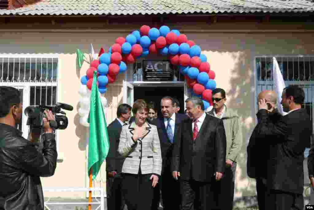 Sug' viloyati shimoli-sharqiagi Isfara nohiyasida yangi Amerika burchagi ochilishi marosimida.