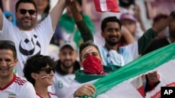 تماشاگران معترض در بازی ایران و انگلیس.